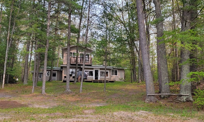 Lewiston Cabina | Little Wolf Lodge-"Up North" lakefront cabin!
