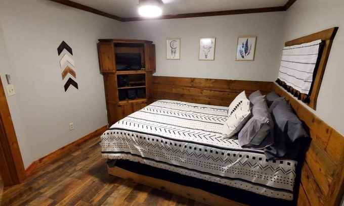 Sulphur Cabina | Little Woods- Cozy Log Cabin in the hills of Lake Arbuckle