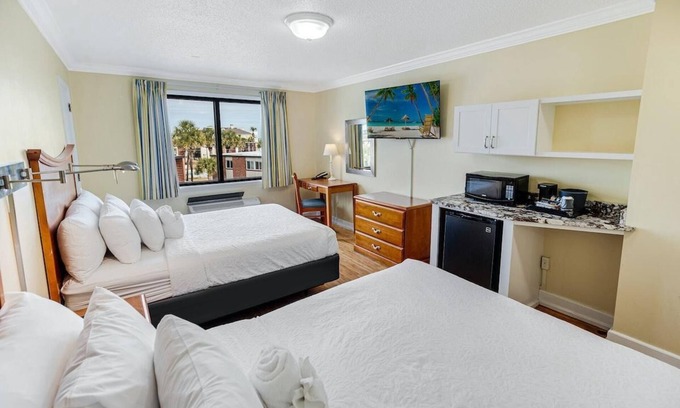 Litchfield by the Sea Apartamento | Live and Love 3rd Floor Resort View Lodge Room