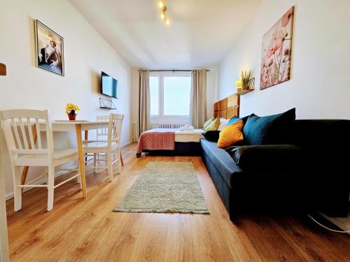 Chodov Apartamento | LIVE-INN PRAGUE DELUXE SUITE FOR 1-4 GUESTS, 20 Mins to center, Lift, Gym, Reception, Parking, Roof Terrace, Game & Party