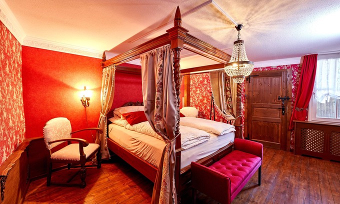 Ulmen Otro | Live like a knight and a noble lady in a medieval home
