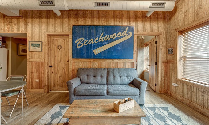 Wicker Park Apartamento | Live Like a Local at the Beachwood Inn! Private Balcony Overlooking One of Chicago's Best New Restaurants by AllSet Turnover
