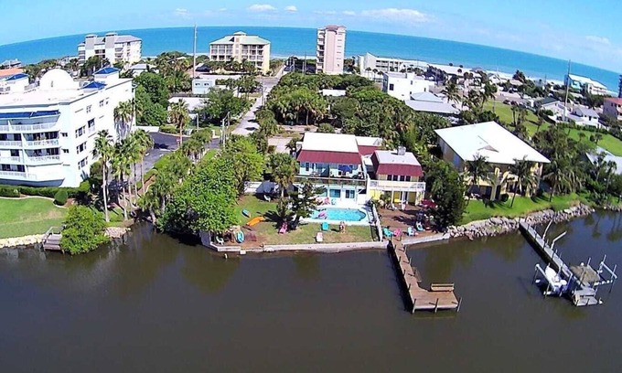 Crescent Beach Apartamento | Vive como en el paraíso directamente en el río Banana con piscina a 150 m de la playa