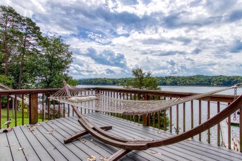 Dandridge Chalet De Esquí | Live Luv Lake, Hot Tub, Private Boat Dock, WIFI,685 FREE tickets each paid day