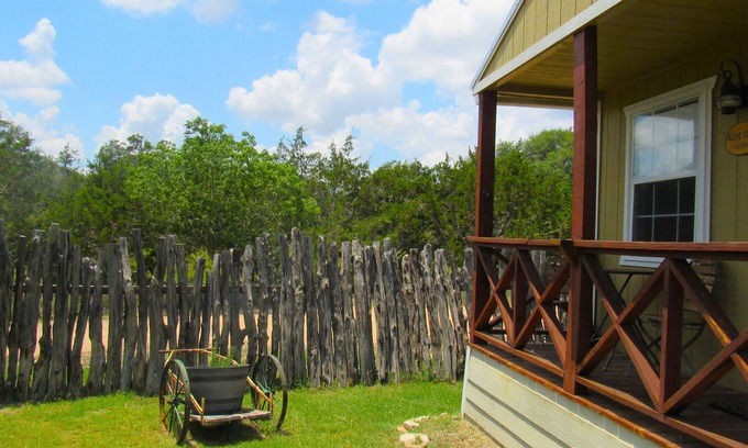 Dripping Springs Cabaña | LIVE OAK LODGE: Encantadora cabaña en ALEXANDER AT CREEK ROAD