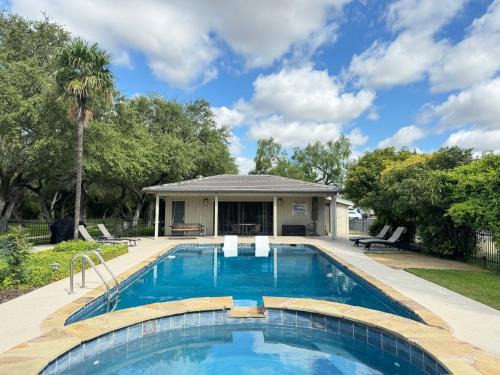 Uvalde Cama Y Desayuno | Live Oaks Bed and Breakfast