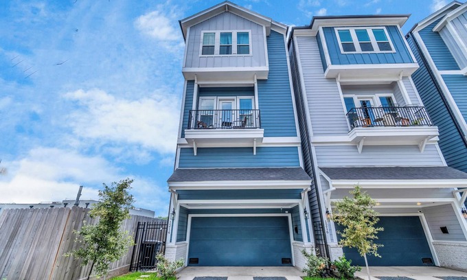 Shady Acres Casa | Live Social in the Houston Heights