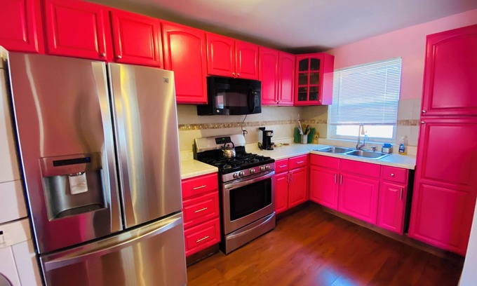 Williamsbridge Casa | Live the Dream at NYC Barbie’s House: Chic 4-Bed, 2.5-Bath Bronx Getaway!