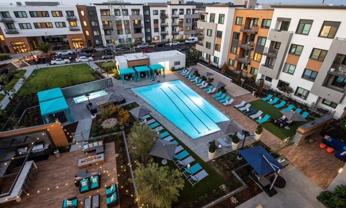 Menlo Park Condominio | Live the Good Life in Menlo Park: Pool, Hot Tub & More