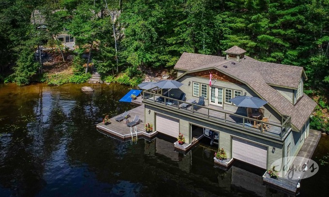 Bala Cabaña | Live the Good Life on Lake Muskoka! 6 bdrm 5 bath Cottage +Boathouse! Sleeps 17!