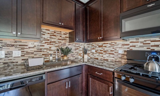 Avondale Apartamento | Calming 3BR Apartment with Patio in Logan Square
