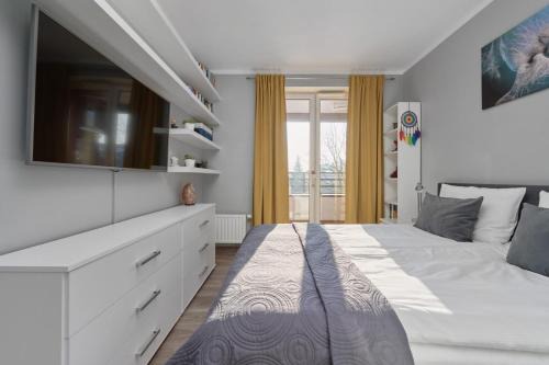 Krzyki Apartamento | Lively Green Apartment in Wrocław with Balcony and Desk by Noclegi Renters