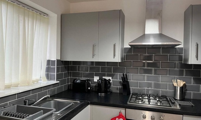 Huyton Casa | Liverpool Hideaway - Modern 3-Bed House