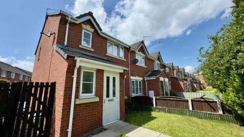 Hunts Cross Casa | Liverpool Home from Home Sleeps 4 Free Parking Pass the Keys