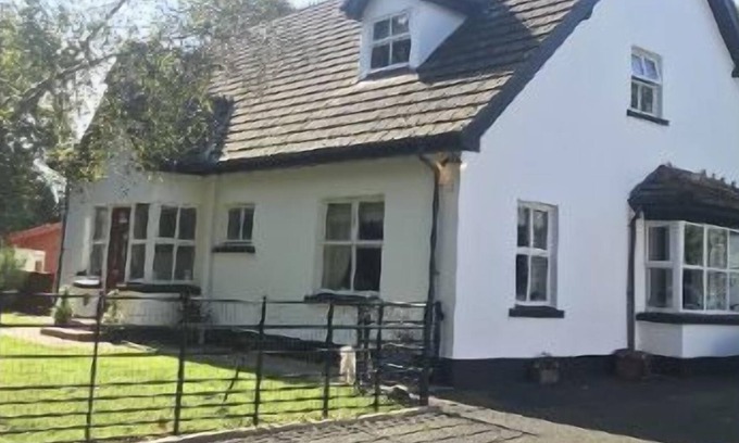 Ballymoney Cabina | Livery Lodge close to The Dark Hedges