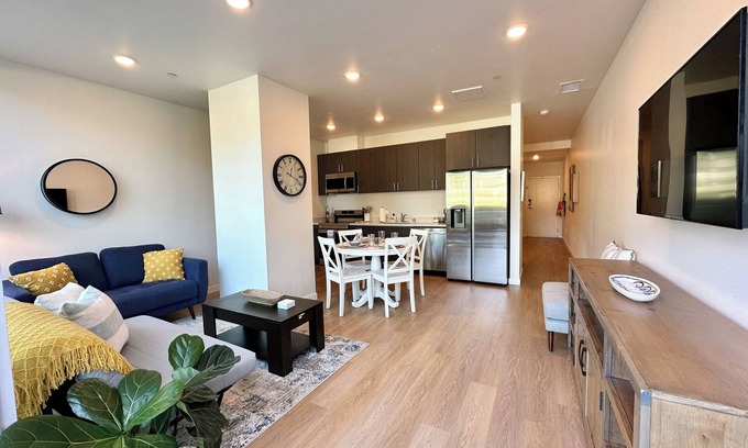 Point Loma Heights Apartamento | Lives like a hotel but with full kitchen, laundry, parking, patio, pet friendly