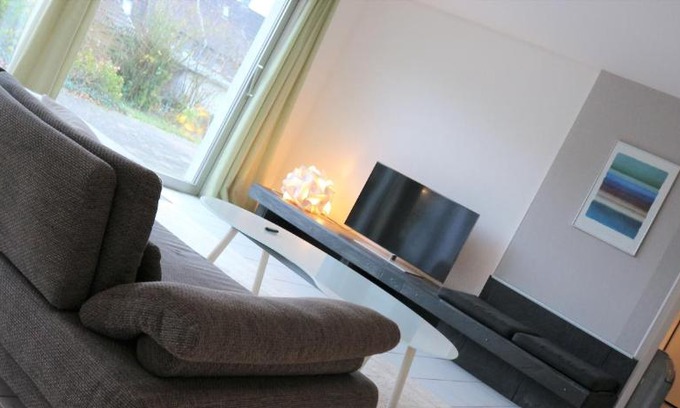 Halver Apartamento | LIVING . Bungalow mit großem Garten .