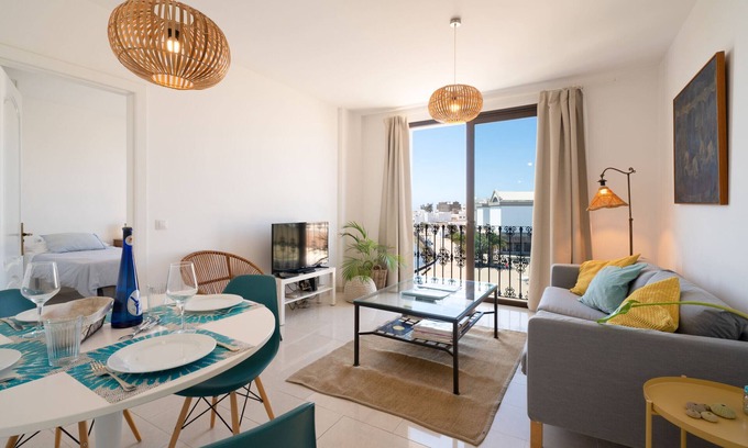 Arrecife Chalet De Esquí | LIVING EL CHARCO-VISTA Y UBICACION PERFECTA