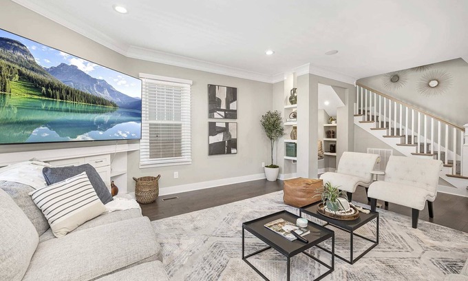 Charlotte Casa | Living Large Uptown - stylish with open great room