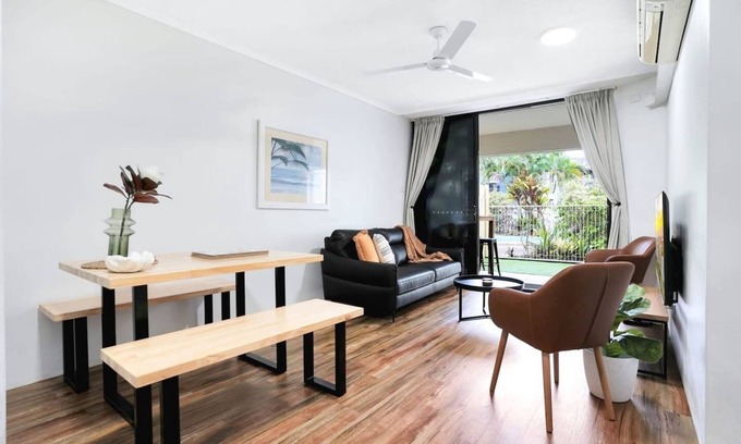 Cairns North Apartamento | Living on Lake - Stylish Townhouse with Pool & Patio Near Esplanade