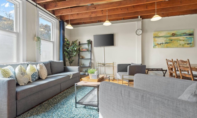 Southeast Cama Y Desayuno | Living on The Edge of Capitol Hill, METRO subway