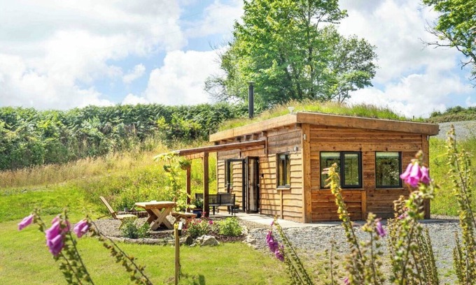 Whitland Cabina | Living Roof Log Cabin Overlooking Private Woodland