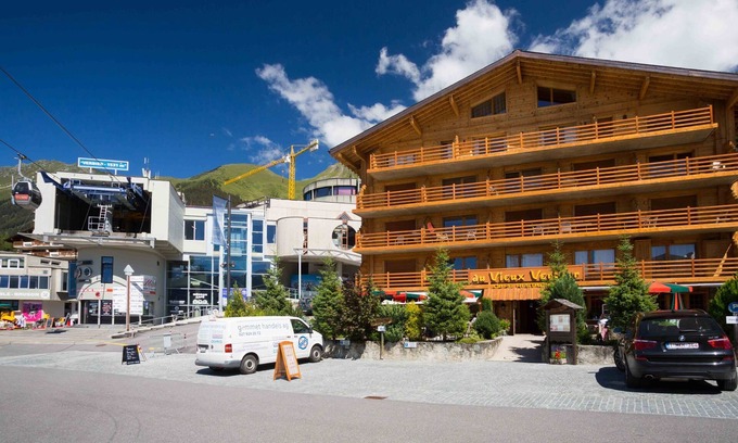 Verbier Apartamento | Living room with sofa bed, two beds in the entrance hall, open-plan kitchen with 2 hotplates and Nes