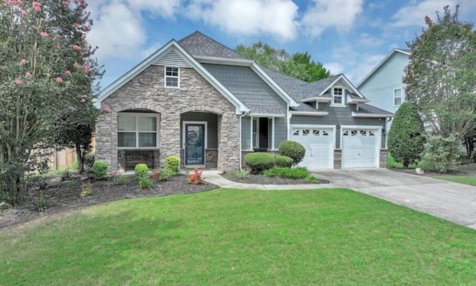 Cliftondale Casa | Liz's Houzz- Spacious Luxe Escape- Mins to Area Attractions-15 Min to Airport