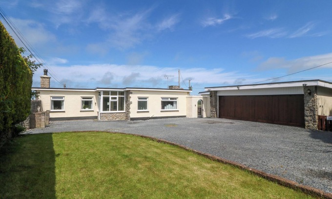 Bodorgan Casa | LLAIN DELYN, pet friendly, character holiday cottage in Malltraeth