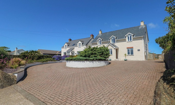 Trefin Cabaña | LLAIN GWYNFOR, pet friendly, country holiday cottage in St Davids