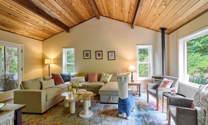 Estacada Casa | Llama's Creative Home!~Large HotTub~4BR~Dogs ok~Private Garden~Fully Stocked!