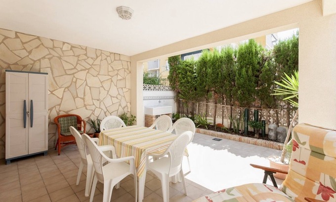 Oliva Casa | LLAMÀNTOL - Acogedora casa con terraza privada cerca de la playa.