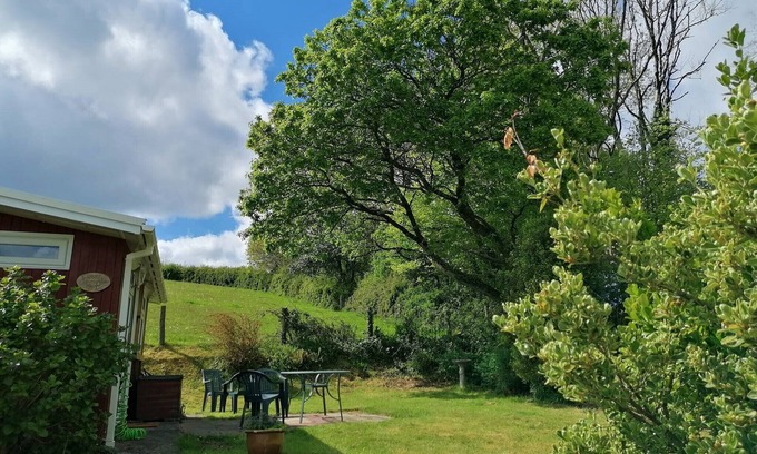 Llanybri Cabina | Llansteffan Cabin, Cosy, Two bedrooms, private garden, 5 minutes from the beach