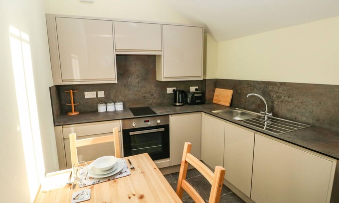 Monknash Cabaña | LLETY CARIAD - 2 PLOUGH & HARROW, pet friendly in Llantwit Major