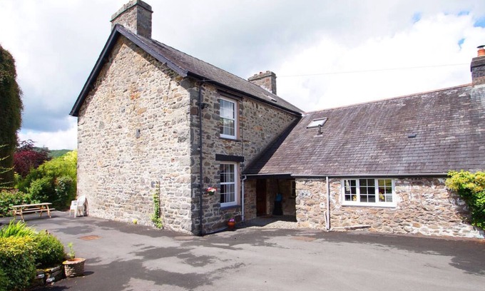 Machynlleth Casa | Alojamiento aislado y tranquilo en una granja en funcionamiento en las colinas de la mitad de Gales, Llety Hiria