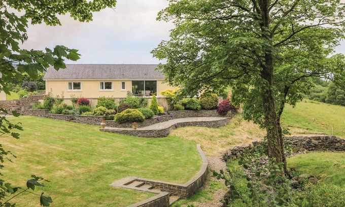 Aberdare Casa | LLETY'R BUGAIL, luxury holiday cottage, with a garden in Glynneath