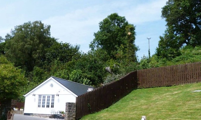 Nantgarw Chalet De Esquí | ¿Quiere un descanso en Gales pero no está seguro de ir por la serenidad del campo o el bullicio de Ca?