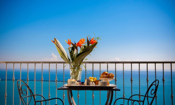 Vietri sul Mare Hotel | Lloyd's Baia Hotel