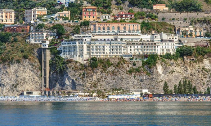 Vietri sul Mare Hotel | Lloyd's Baia Hotel