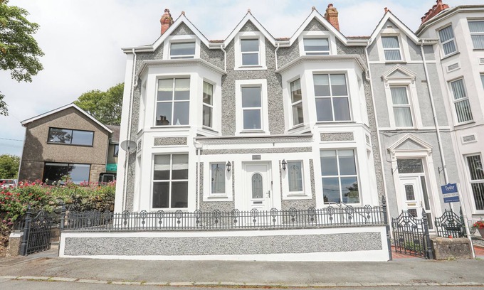 Criccieth Casa | LLWYN ONN, family friendly, country holiday cottage in Criccieth
