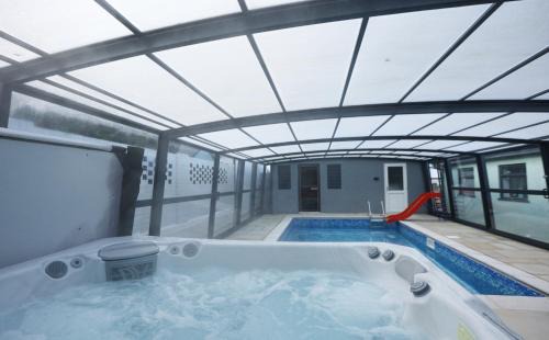 Lisvane Apartamento | Llwyn Pia by N And N Stays Ltd, with Private Pool, Sauna and hot tub, perfect for relocation, workers or Your Ideal Getaway