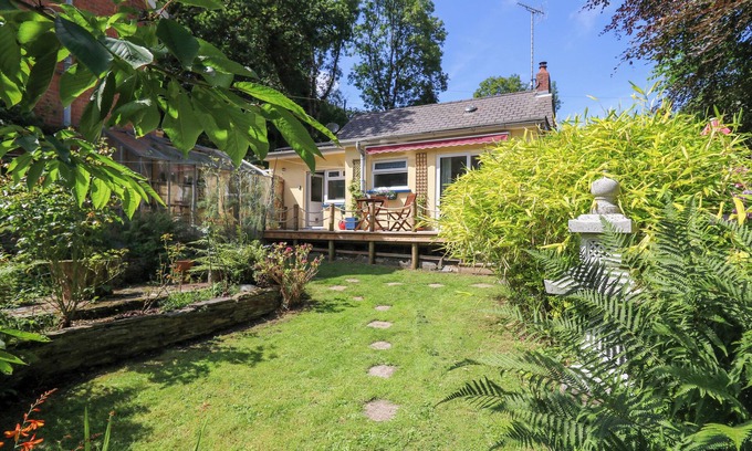 Tremain Cabaña | LLYN Y FELIN, pet friendly, country holiday cottage in Llechryd