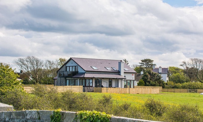 Llanfaelog Cabaña | Llynfor - sleeps 10 guests in 5 bedrooms