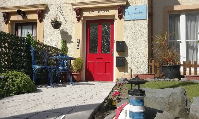 Penmaenmawr Cabaña | LLYS MADOC, THE TOP FLAT, character holiday cottage in Penmaenmawr
