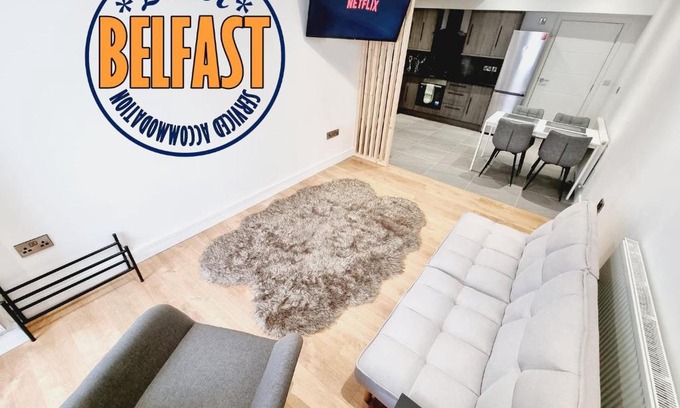 Belfast Apartamento | LMK, spacious 1 bedroom Ground floor Apartment, EV charger, Free parking Wi-fi, Great location