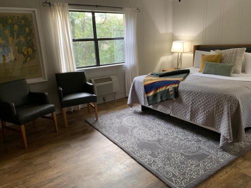 Eureka Springs Casa | Loblolly Pines Adventure Cabin 2 King