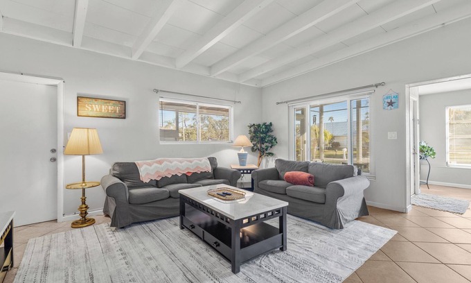 Whitfield Casa | Lobster Louie's Inn - Cozy 2/1 Mins from Beaches. Fenced yard. Pet Friendly.