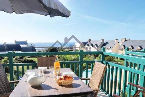 Guilvinec Apartamento | LocaLise au Guilvinec - A28 - Belle vue sur la mer, la piscine et le jardin - - Tout à pied, plages, port, centre, commerces, marché - Wifi inclus - Linge de lit inclus