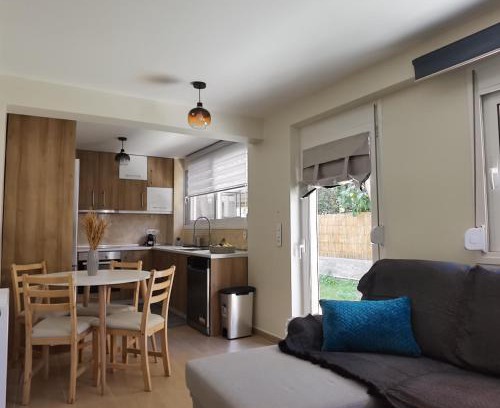 Khalandrion Apartamento | Locaroo apartment with garden space