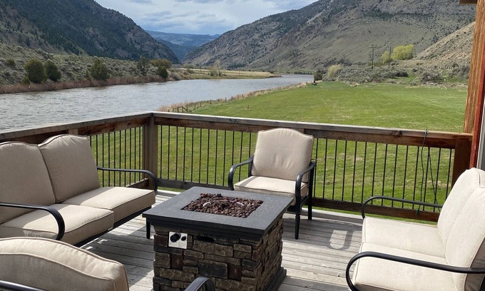 Gardiner Casa | Casa ubicada a 10 millas al norte de Yellowstone Park